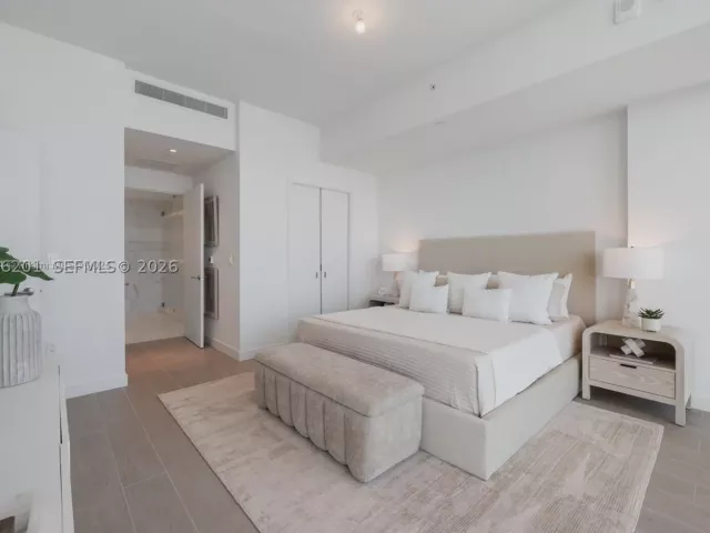 2-bedroom condo for rent in Miami Beach - 500 Alton 3304 - MondialRealty