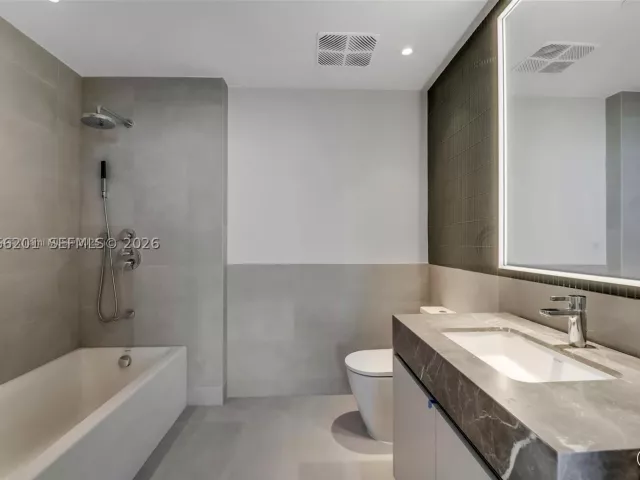 2-bedroom condo for rent in Miami Beach - 500 Alton 3304 - MondialRealty