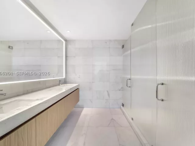 2-bedroom condo for rent in Miami Beach - 500 Alton 3304 - MondialRealty