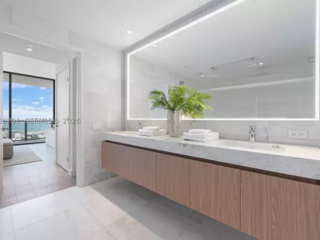 2-bedroom condo for rent in Miami Beach - 500 Alton 3304 - MondialRealty