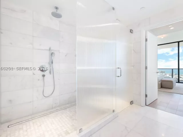 2-bedroom condo for rent in Miami Beach - 500 Alton 3304 - MondialRealty