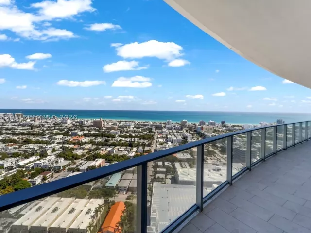 2-bedroom condo for rent in Miami Beach - 500 Alton 3304 - MondialRealty
