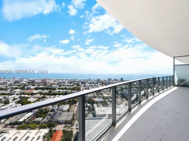 2-bedroom condo for rent in Miami Beach - 500 Alton 3304 - MondialRealty