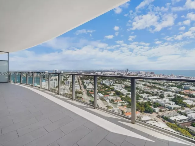 2-bedroom condo for rent in Miami Beach - 500 Alton 3304 - MondialRealty