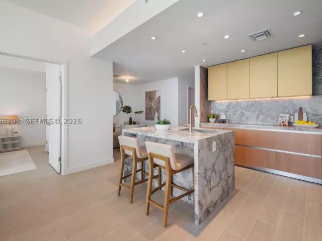2-bedroom condo for rent in Miami Beach - 500 Alton 3304 - MondialRealty
