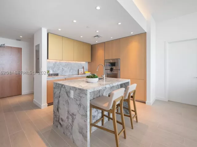 2-bedroom condo for rent in Miami Beach - 500 Alton 3304 - MondialRealty