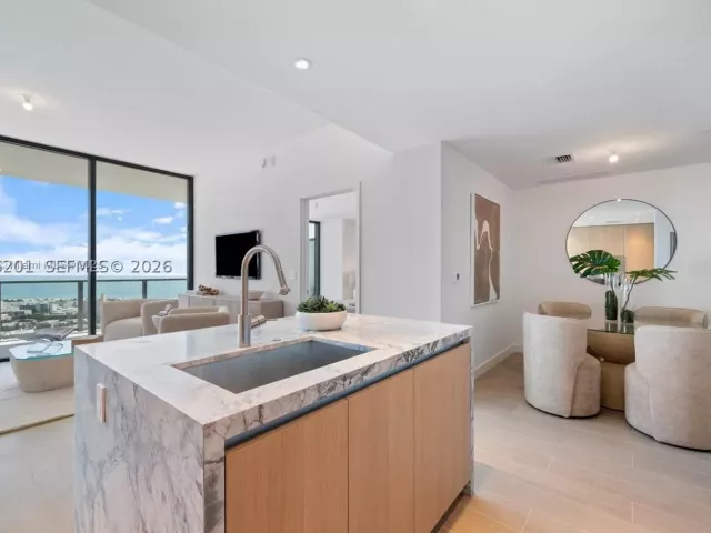 2-bedroom condo for rent in Miami Beach - 500 Alton 3304 - MondialRealty