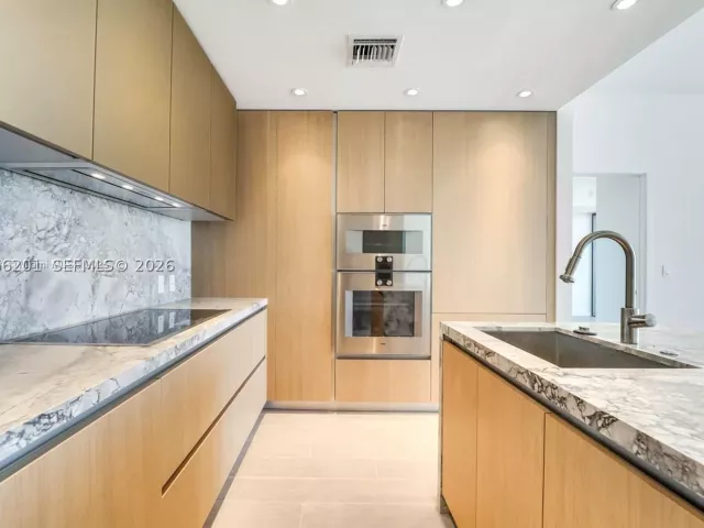 2-bedroom condo for rent in Miami Beach - 500 Alton 3304 - MondialRealty