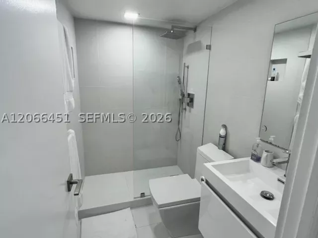 2-bedroom condo for rent in Miami - 800 Claughton Island Dr 704 - MondialRealty