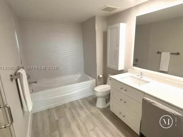 1-bedroom condo for sale in Coral Gables - 1300 Ponce De Leon Blvd 409 - MondialRealty