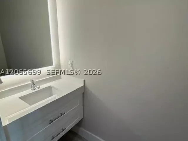 1-bedroom condo for sale in Coral Gables - 1300 Ponce De Leon Blvd 409 - MondialRealty