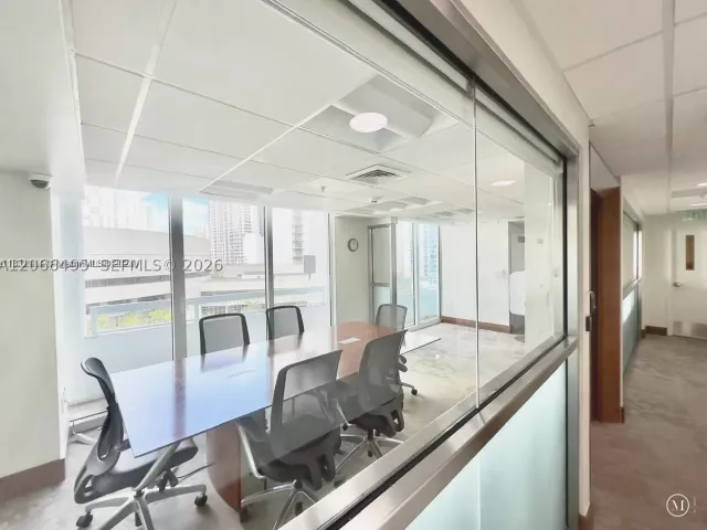 1-bedroom condo for rent in Miami - 41 SE 5th St 414 - MondialRealty