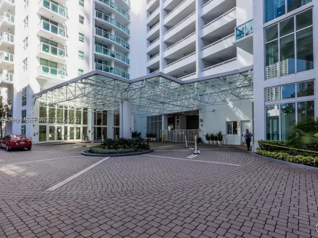 1-bedroom condo for rent in Miami - 41 SE 5th St 414 - MondialRealty