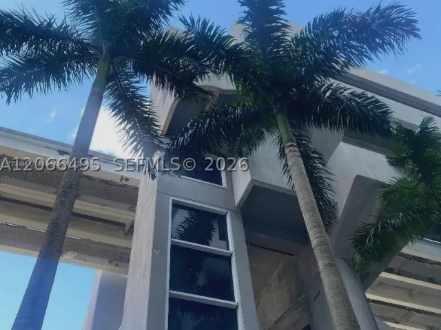 1-bedroom condo for rent in Miami - 41 SE 5th St 414 - MondialRealty