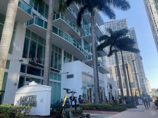 1-bedroom condo for rent in Miami - 41 SE 5th St 414 - MondialRealty