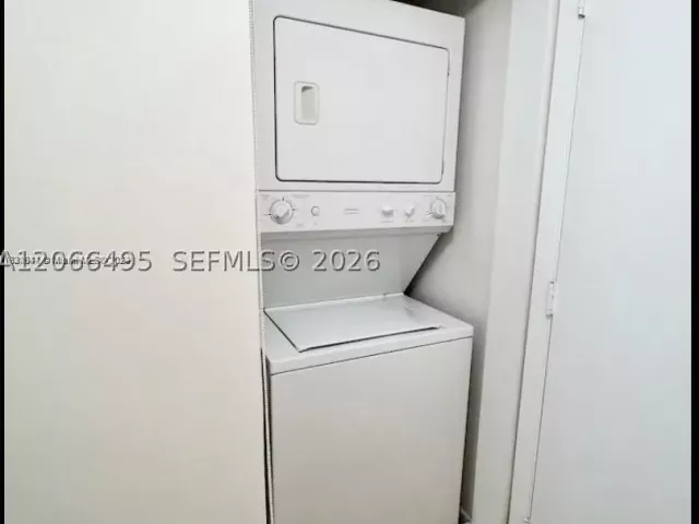 1-bedroom condo for rent in Miami - 41 SE 5th St 414 - MondialRealty