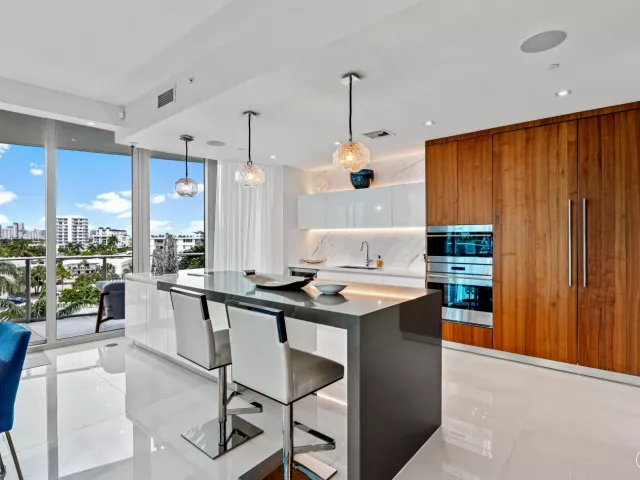 3-bedroom condo for sale in Fort Lauderdale - 701 N FORT LAUDERDALE BEACH Boulevard 405 - MondialRealty