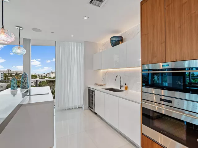 3-bedroom condo for sale in Fort Lauderdale - 701 N FORT LAUDERDALE BEACH Boulevard 405 - MondialRealty