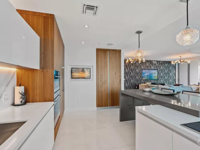 3-bedroom condo for sale in Fort Lauderdale - 701 N FORT LAUDERDALE BEACH Boulevard 405 - MondialRealty