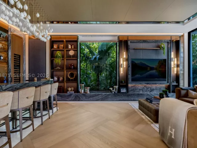 7-bedroom home for sale in Miami Beach - 58 La Gorce Cir - MondialRealty