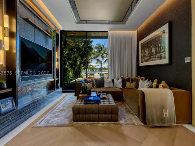 7-bedroom home for sale in Miami Beach - 58 La Gorce Cir - MondialRealty