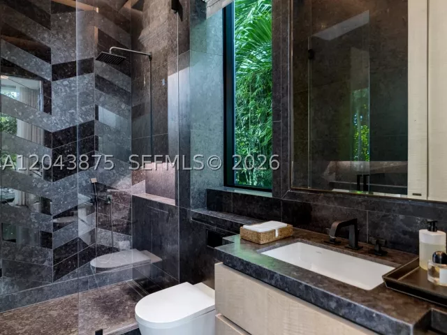 7-bedroom home for sale in Miami Beach - 58 La Gorce Cir - MondialRealty