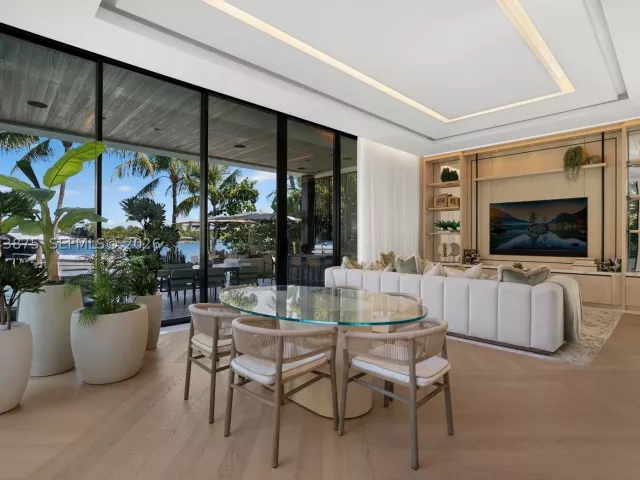 7-bedroom home for sale in Miami Beach - 58 La Gorce Cir - MondialRealty