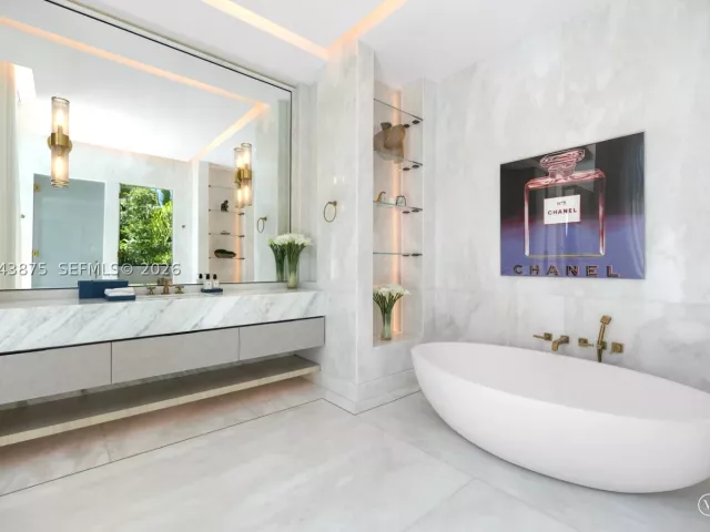 7-bedroom home for sale in Miami Beach - 58 La Gorce Cir - MondialRealty