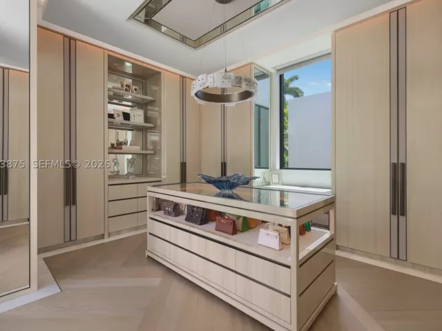 7-bedroom home for sale in Miami Beach - 58 La Gorce Cir - MondialRealty