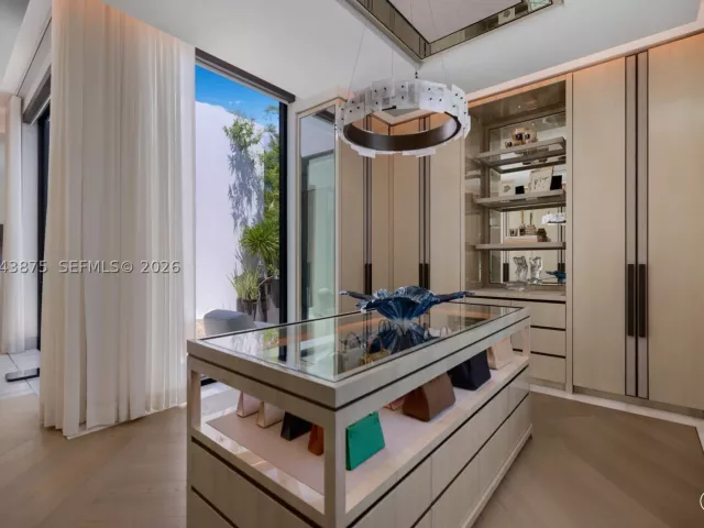 7-bedroom home for sale in Miami Beach - 58 La Gorce Cir - MondialRealty