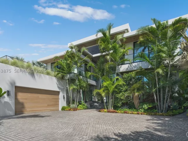 7-bedroom home for sale in Miami Beach - 58 La Gorce Cir - MondialRealty
