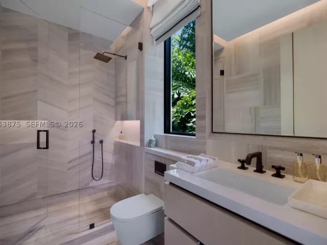 7-bedroom home for sale in Miami Beach - 58 La Gorce Cir - MondialRealty