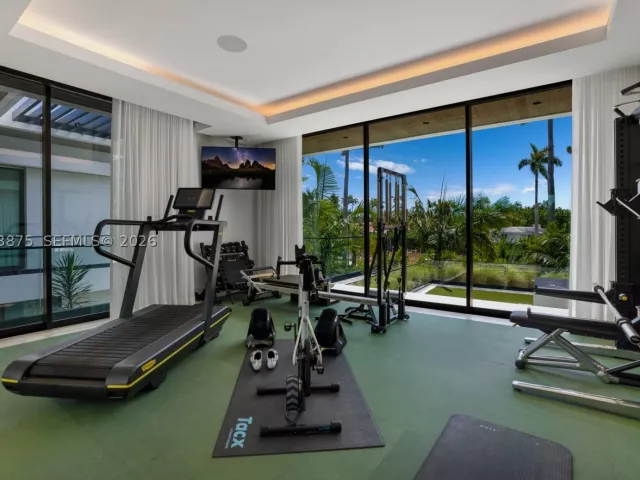 7-bedroom home for sale in Miami Beach - 58 La Gorce Cir - MondialRealty