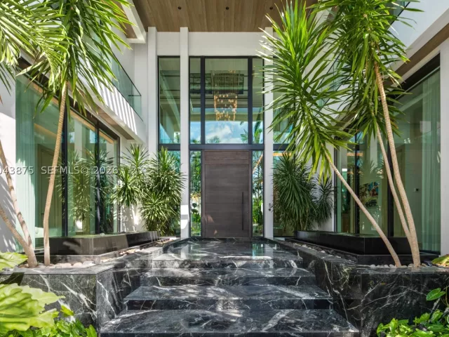 7-bedroom home for sale in Miami Beach - 58 La Gorce Cir - MondialRealty