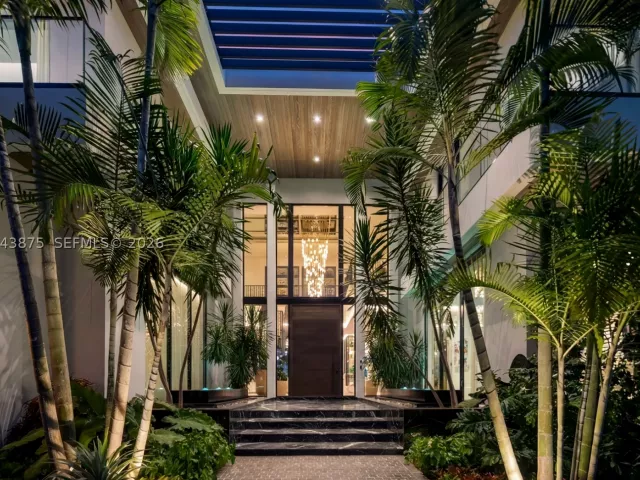 7-bedroom home for sale in Miami Beach - 58 La Gorce Cir - MondialRealty