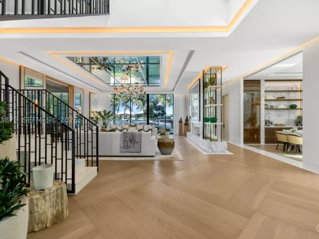 7-bedroom home for sale in Miami Beach - 58 La Gorce Cir - MondialRealty