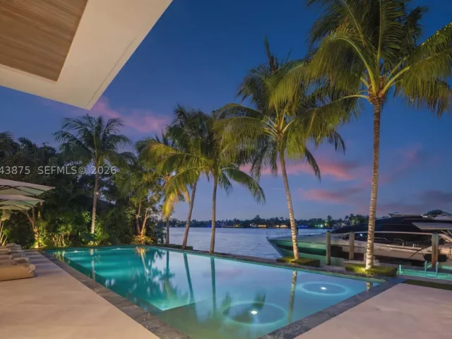 7-bedroom home for sale in Miami Beach - 58 La Gorce Cir - MondialRealty