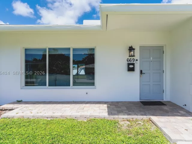 4-bedroom home for rent in Boca Raton - 669 NW 15th Ave 0 - MondialRealty