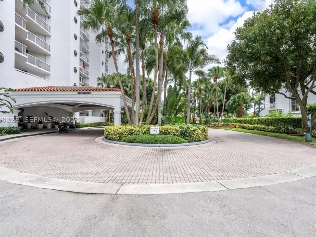 2-bedroom condo for sale in Aventura - 3610 Yacht Club Dr 1114 - MondialRealty