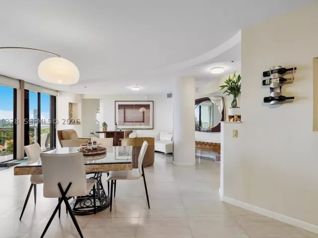 2-bedroom condo for sale in Aventura - 3610 Yacht Club Dr 1114 - MondialRealty