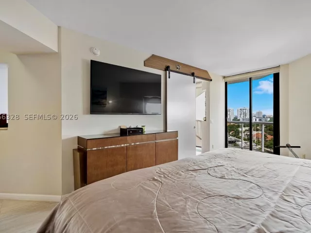 2-bedroom condo for sale in Aventura - 3610 Yacht Club Dr 1114 - MondialRealty