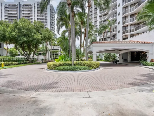 2-bedroom condo for sale in Aventura - 3610 Yacht Club Dr 1114 - MondialRealty