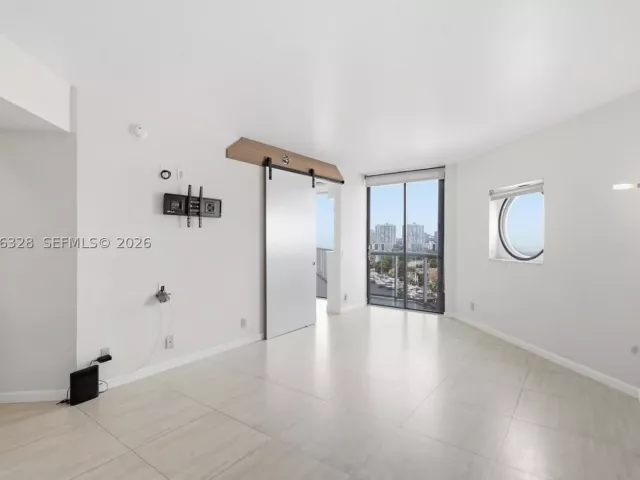 2-bedroom condo for sale in Aventura - 3610 Yacht Club Dr 1114 - MondialRealty