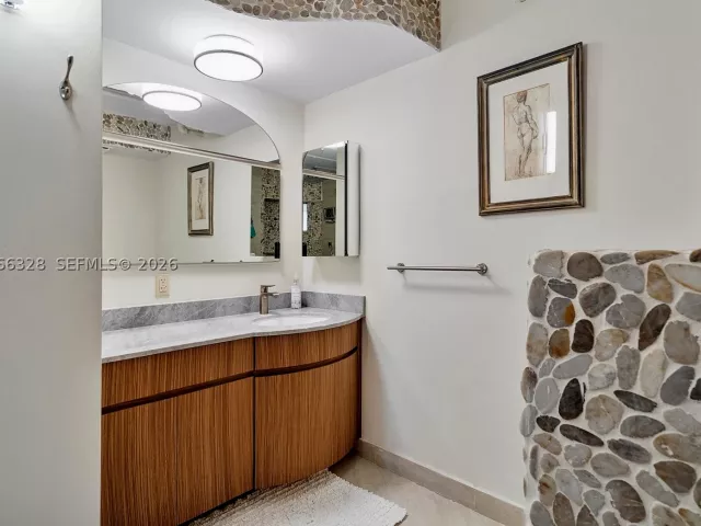 2-bedroom condo for sale in Aventura - 3610 Yacht Club Dr 1114 - MondialRealty