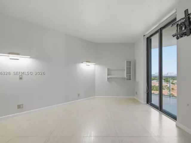 2-bedroom condo for sale in Aventura - 3610 Yacht Club Dr 1114 - MondialRealty