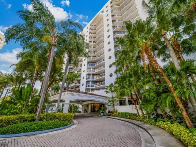 2-bedroom condo for sale in Aventura - 3610 Yacht Club Dr 1114 - MondialRealty