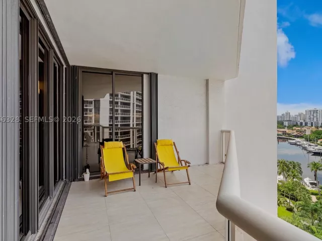 2-bedroom condo for sale in Aventura - 3610 Yacht Club Dr 1114 - MondialRealty