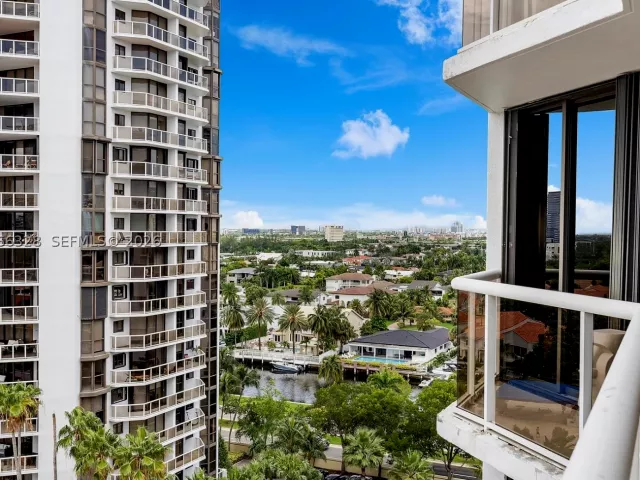 2-bedroom condo for sale in Aventura - 3610 Yacht Club Dr 1114 - MondialRealty
