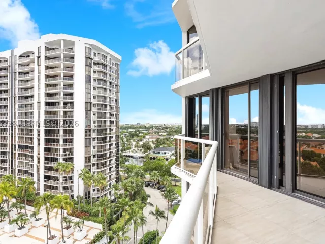 2-bedroom condo for sale in Aventura - 3610 Yacht Club Dr 1114 - MondialRealty