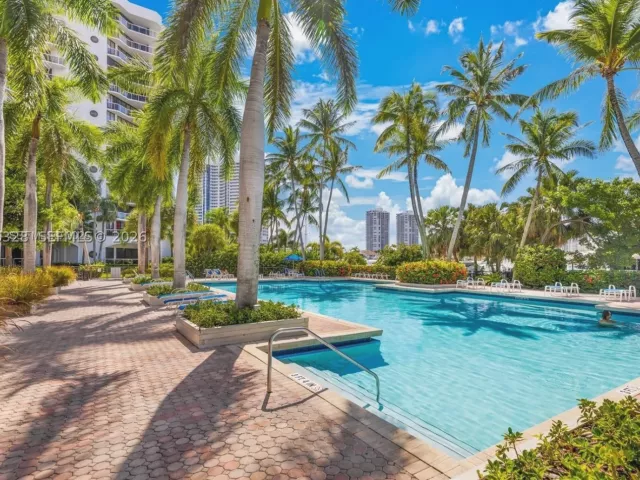 2-bedroom condo for sale in Aventura - 3610 Yacht Club Dr 1114 - MondialRealty